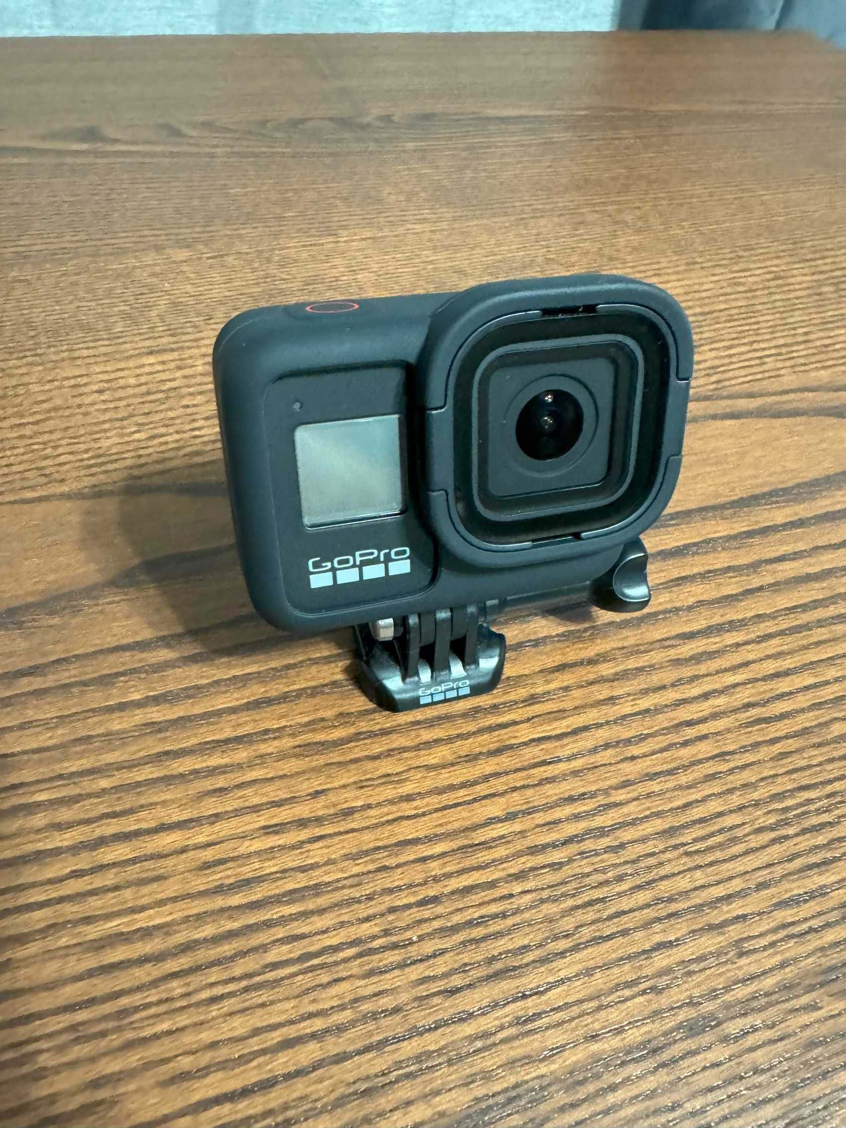 GoPro Hero 8 Black + Maner + Rollcage + Micro SD Card 64gb