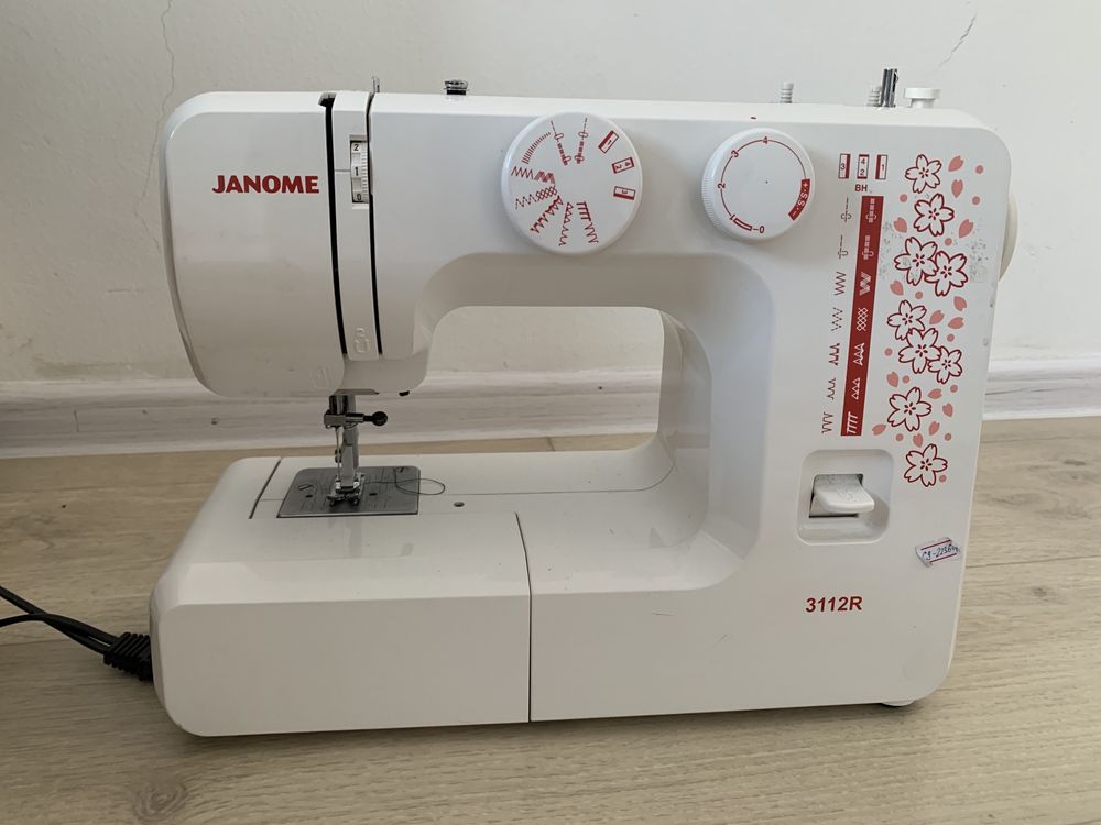 Швейная машинка Janome 3112R — почти новая, использовалась 2 раза