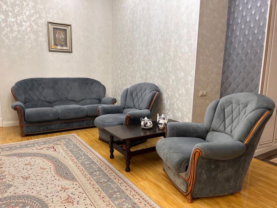 Мягкая мебель в гостиную: Диван и 2 кресла.