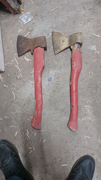 Продам топор в количестве две штуки