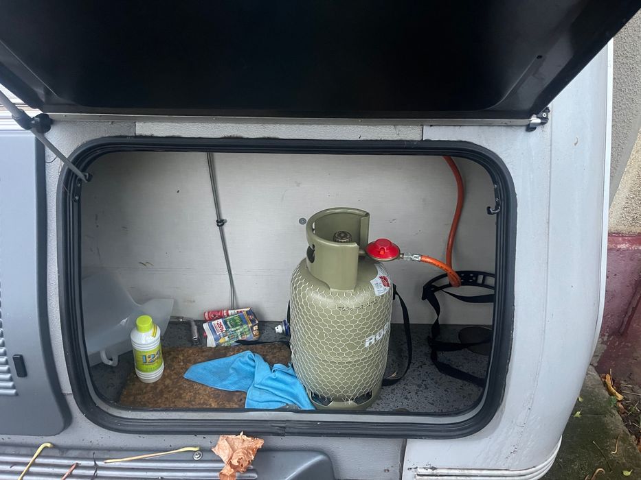 Vând / schimb rulotă kip hy line