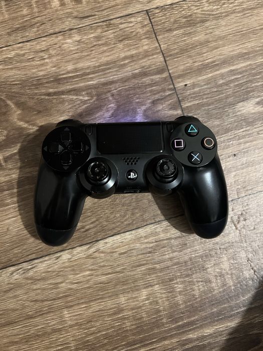 Ps4 1 TB 20 игри Контролер и кабели