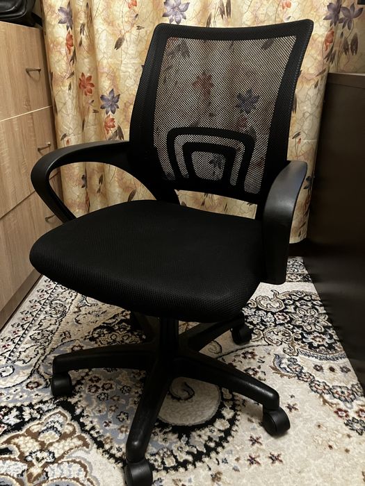 Стул компьютерный на колёсах