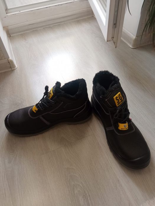 Продам зимние новые ботинки