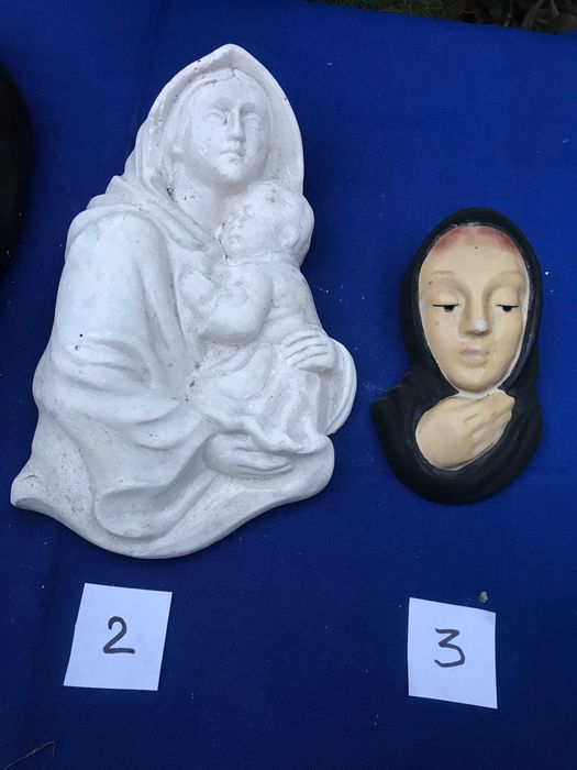 стар барелеф скулптура Дева мария