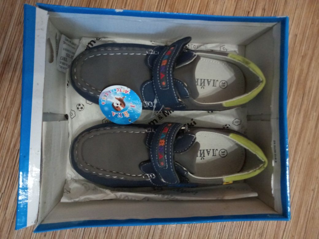 Продам детские туфли -макасы новые в коробке