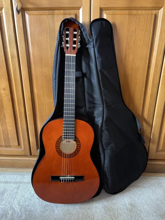 Китара Stagg C512 + калъф, столче, резервни струни и каподастър