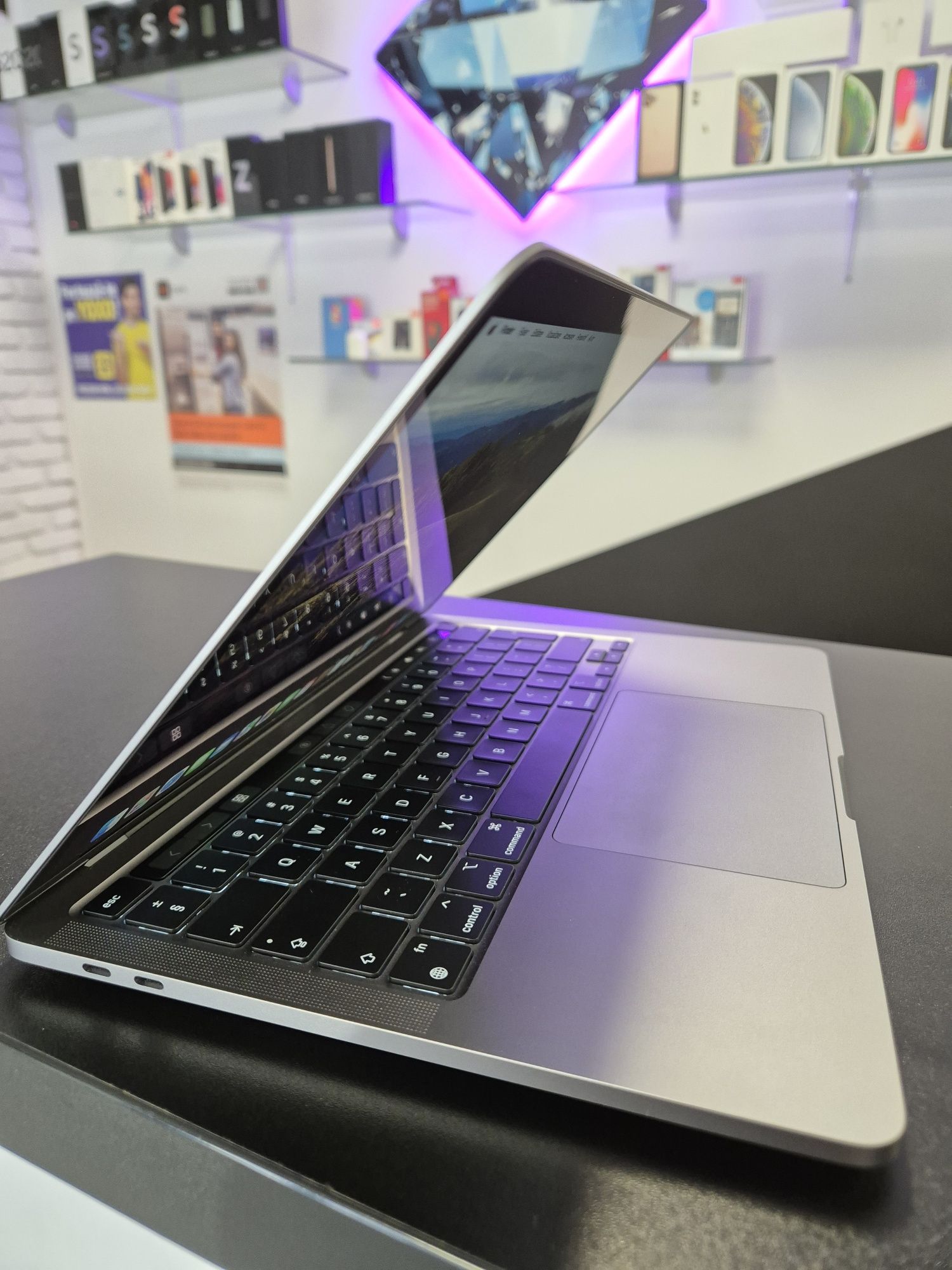 MacBook Pro / 13.3 / 8/256 GB / Touchbar / DeluxGSM