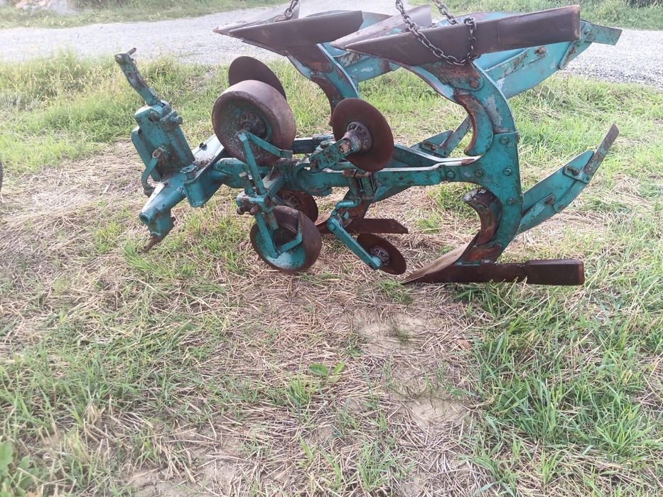 Plug reversibil hidraulic cu două brazde