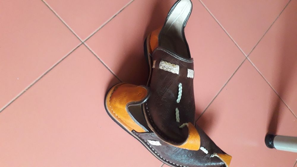 Pantofi indieni.