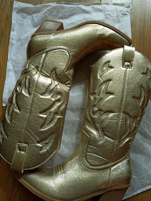 Дамски ботуши в златисто