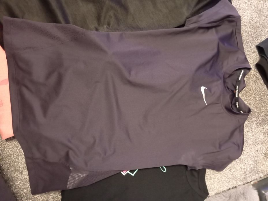 Дамски тениски за тренировки и за всеки ден