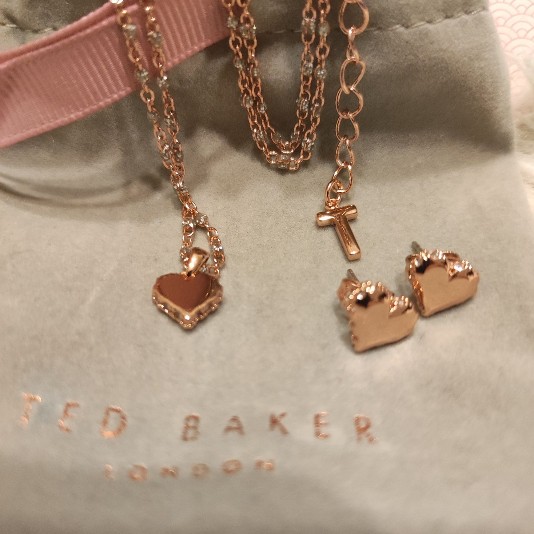 Комплект колие със сърце и обички сърце ,,,TED BAKER