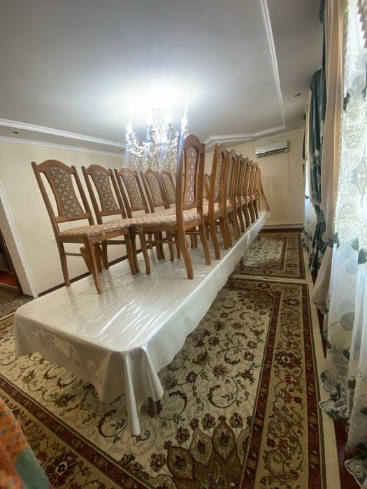 Кілем, стол, стулья