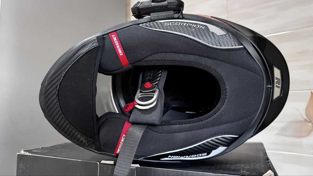 Casca moto, purtata 2 saptamani maxim ( se vinde cu tot cu intercom)