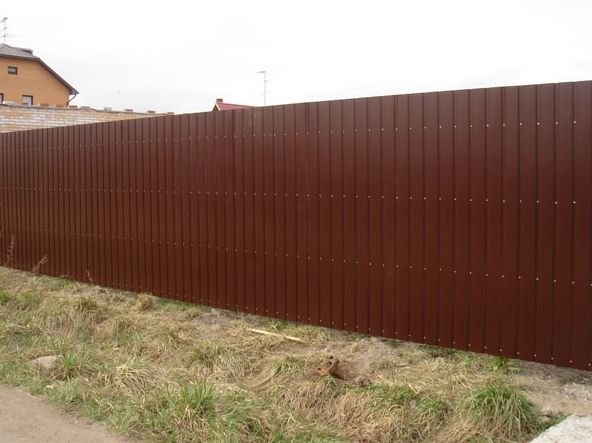 Construim garduri din tabla cutata sipca metalica etc