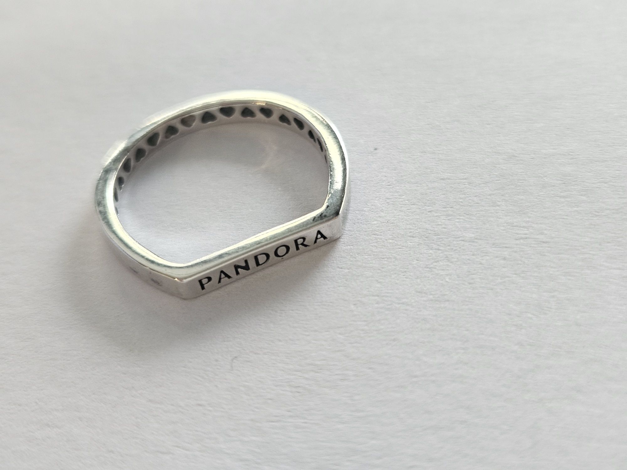 Pandora 52, пръстен с лого