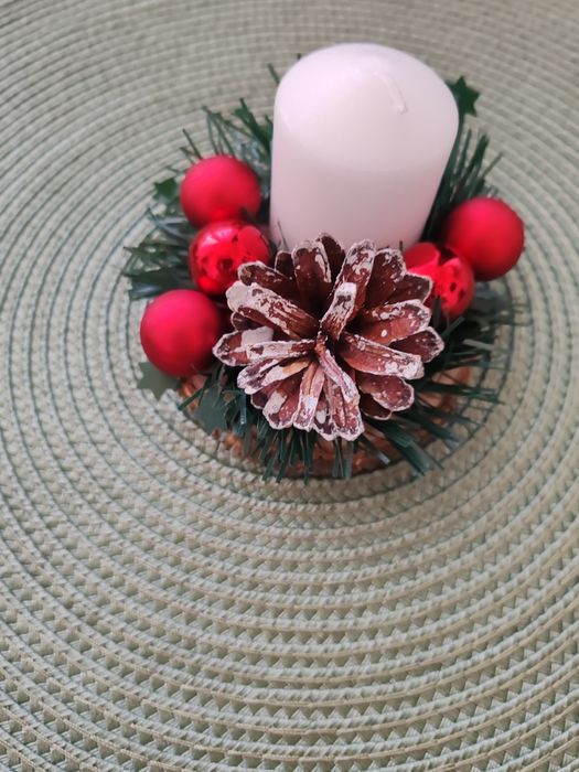 Două lumânări mici decorative pentru Crăciun