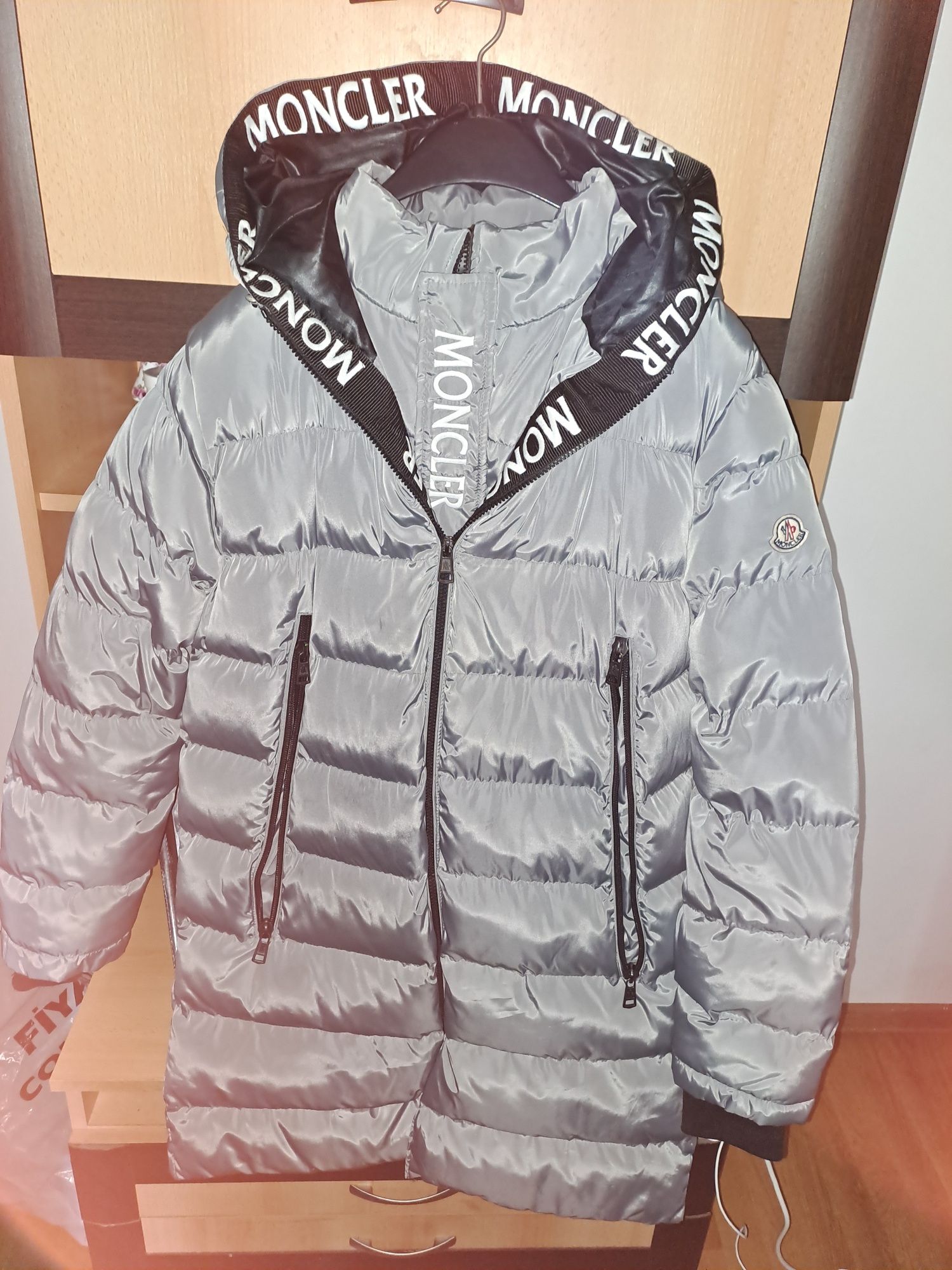 Vând 2 geci de iarna Moncler de dama  albă și bărbat argintiu