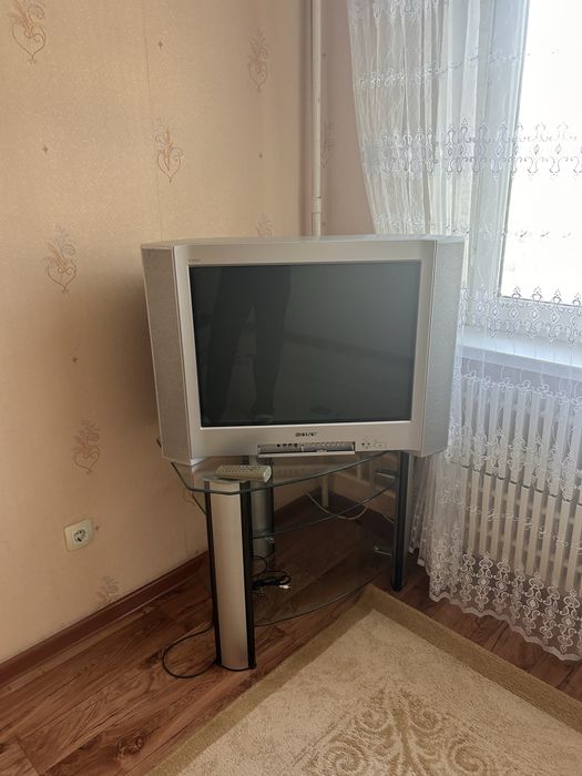 Продам старый телевизор со стеклянной подставкой
