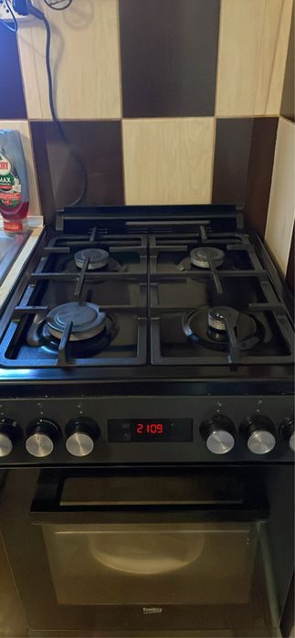 Aragaz Beko cu gaz si cuptor electric