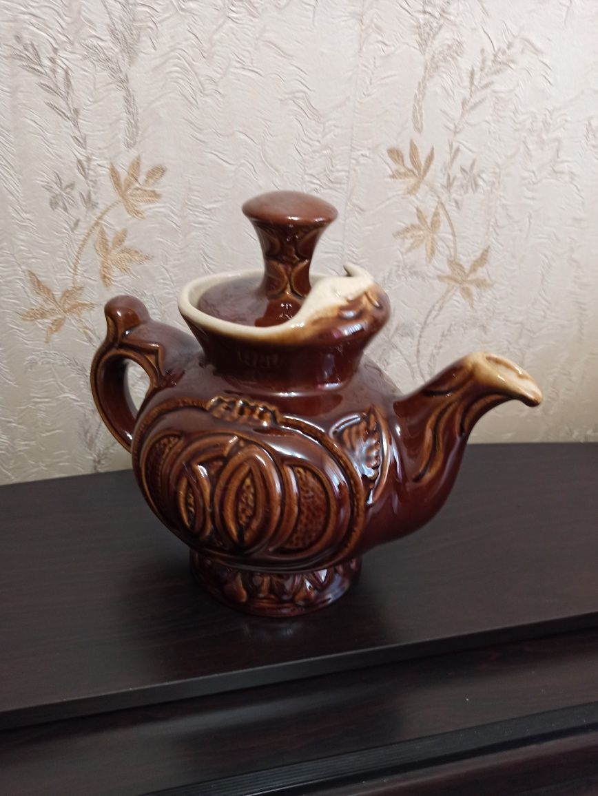 Продам новые, керамические чайник и кружки.