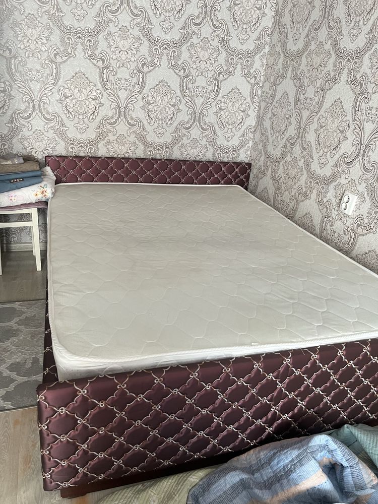Продам кровать размер 140/180 хорошом состояние прочная  район центр р