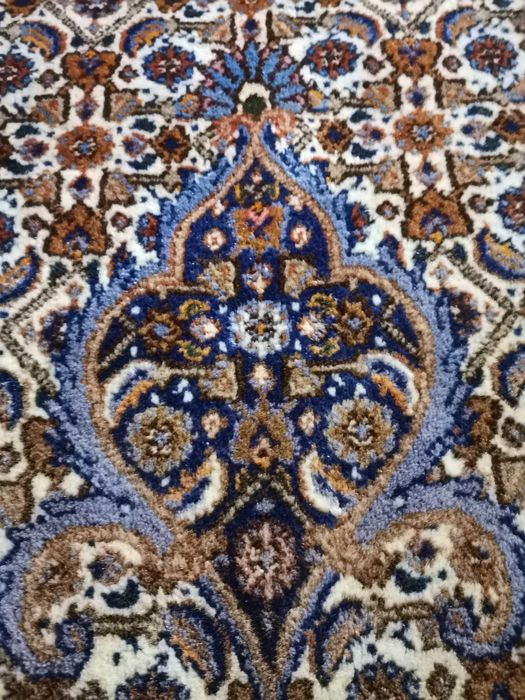 Вълнен ръчнотъкан персийски килим от Иран 208х309 см