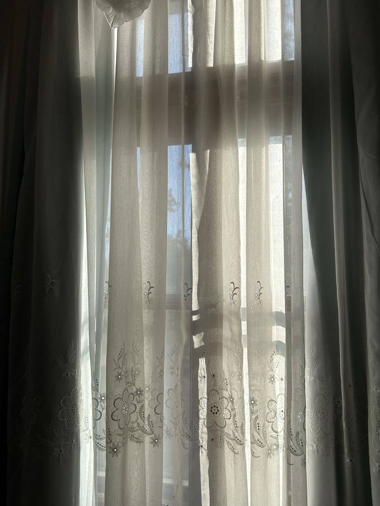 Дълги бели завеси