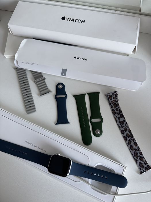 Продам часы Apple Watch SE