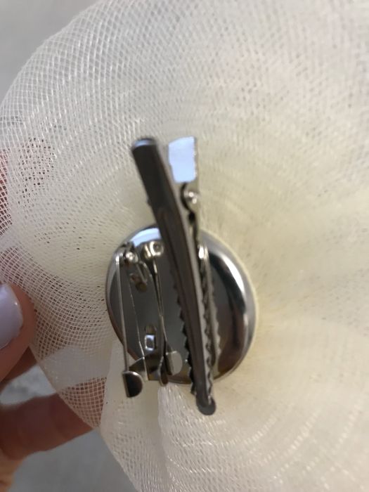 Diadema/floare modernă de pus in par