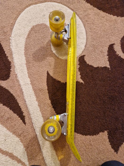 Skateboard galben cu lumini