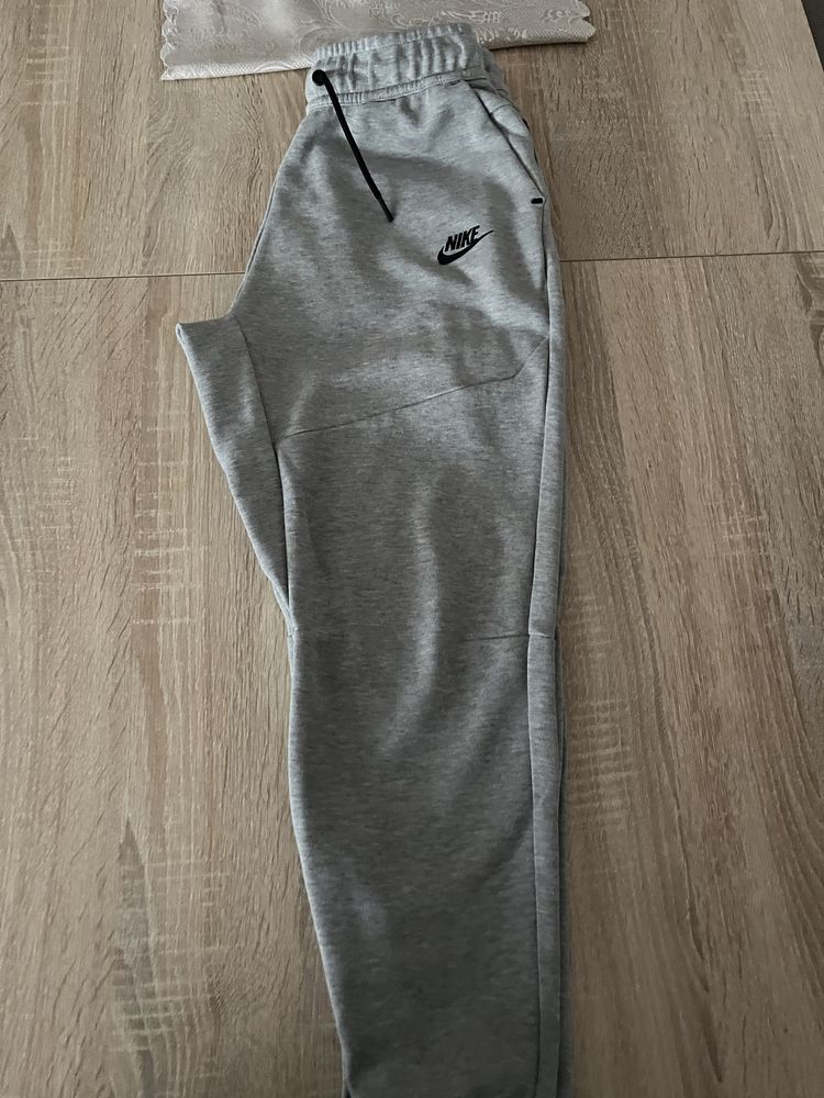 Pantaloni Nike Tech copii gri (nu trapstar , jordan 4 , rick owens )