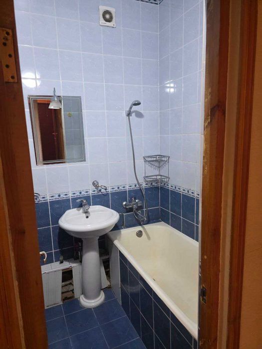 Срочно продаётся 2 комнатная квартира рядом с беш козон. Зур локация.