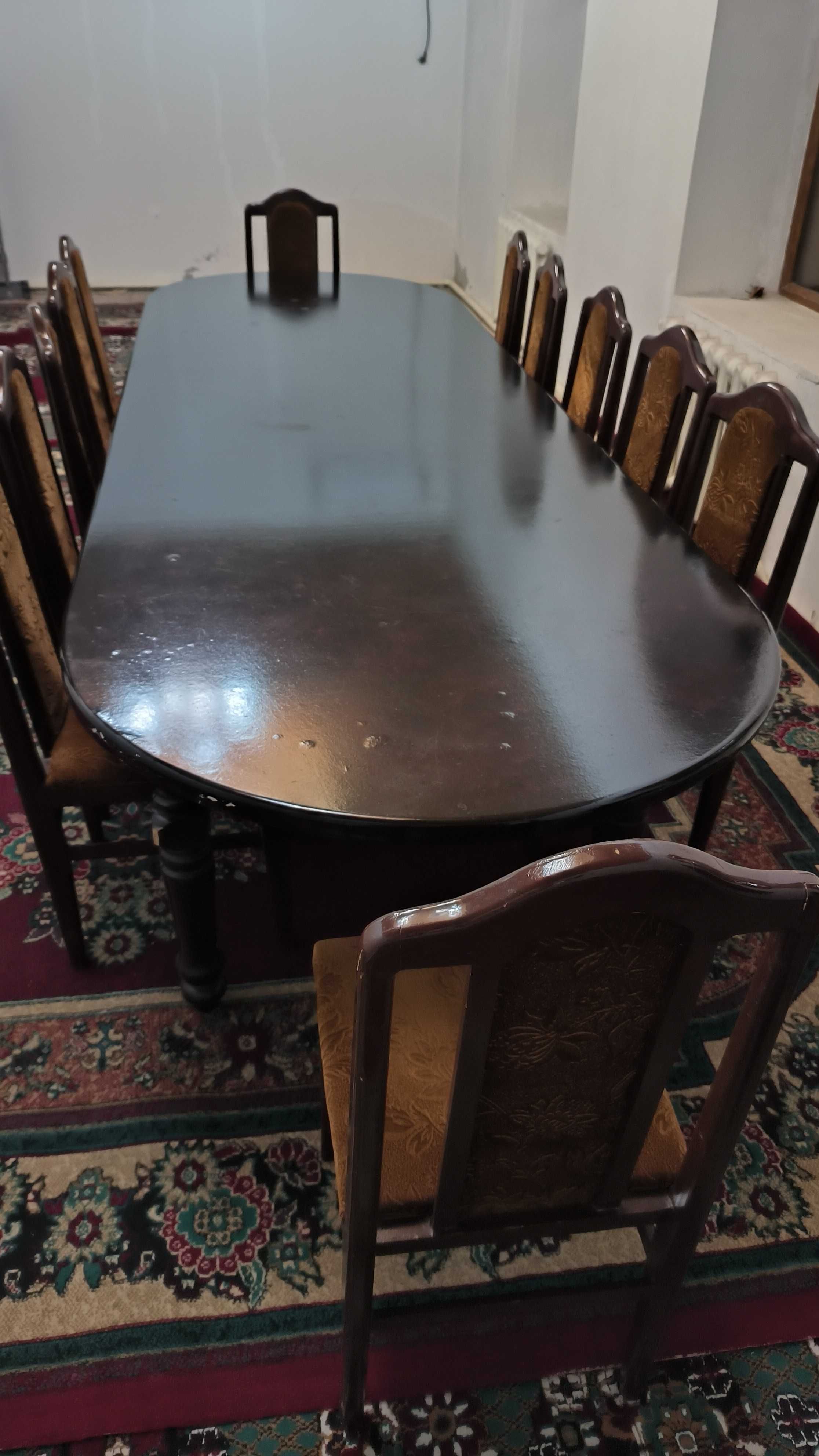Стол стульями для зала