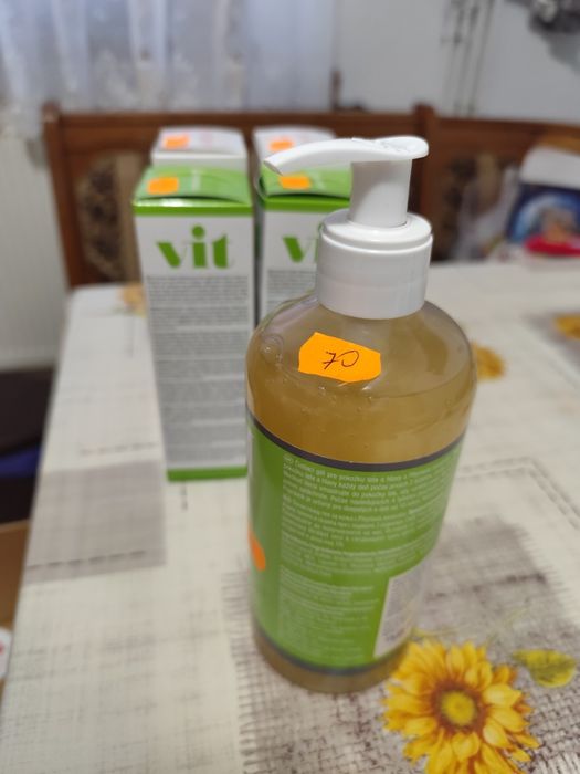 Vând cremă de corp și gel de dus și șampon