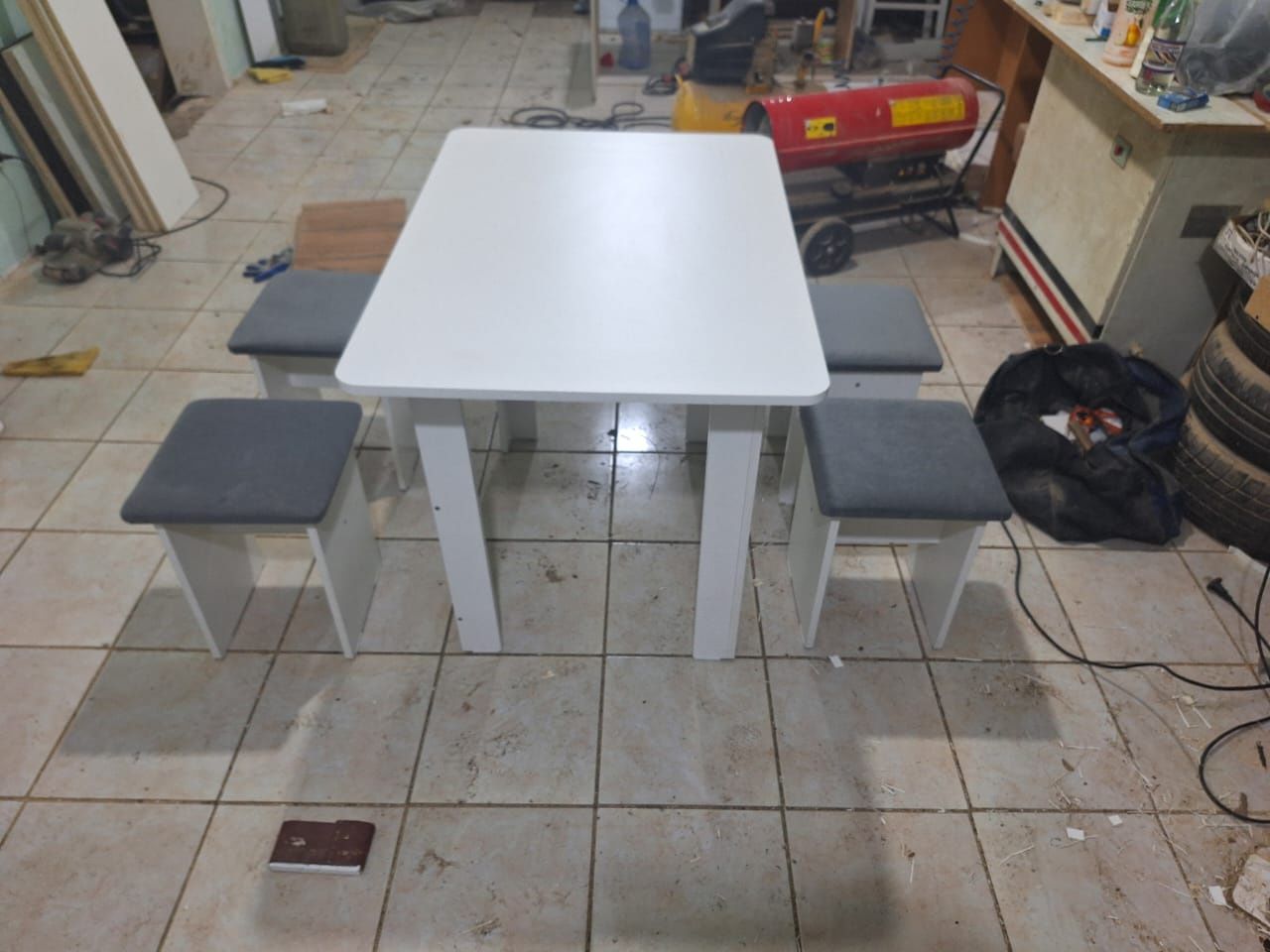 Кухонный стол  с стульями