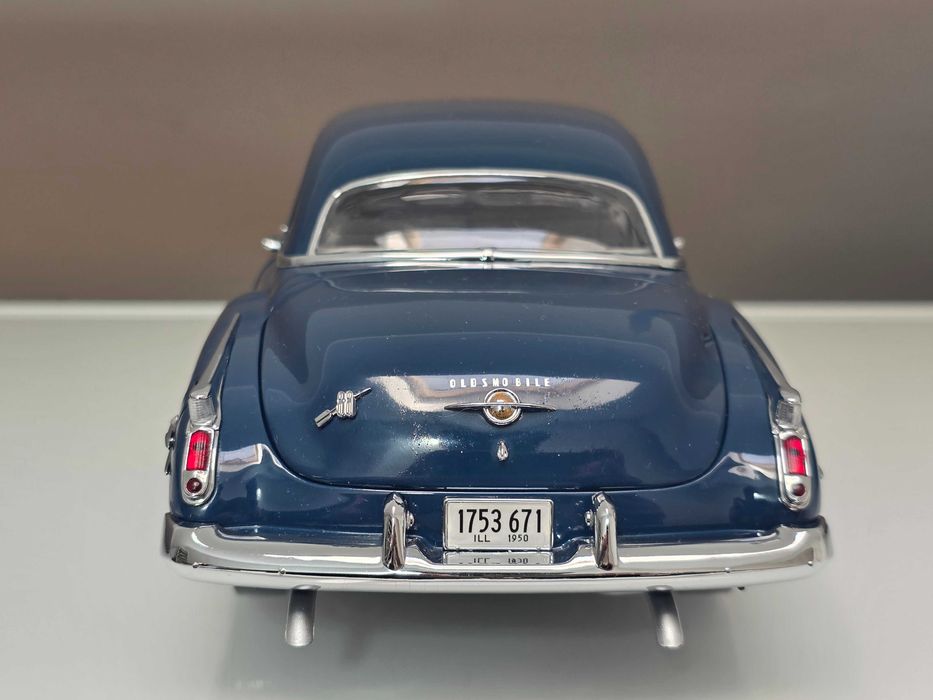 Macheta Auto 1/18 Authentics Oldsmobile 88 1950