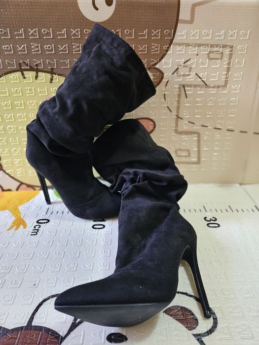 Vand cizme cu toc noi