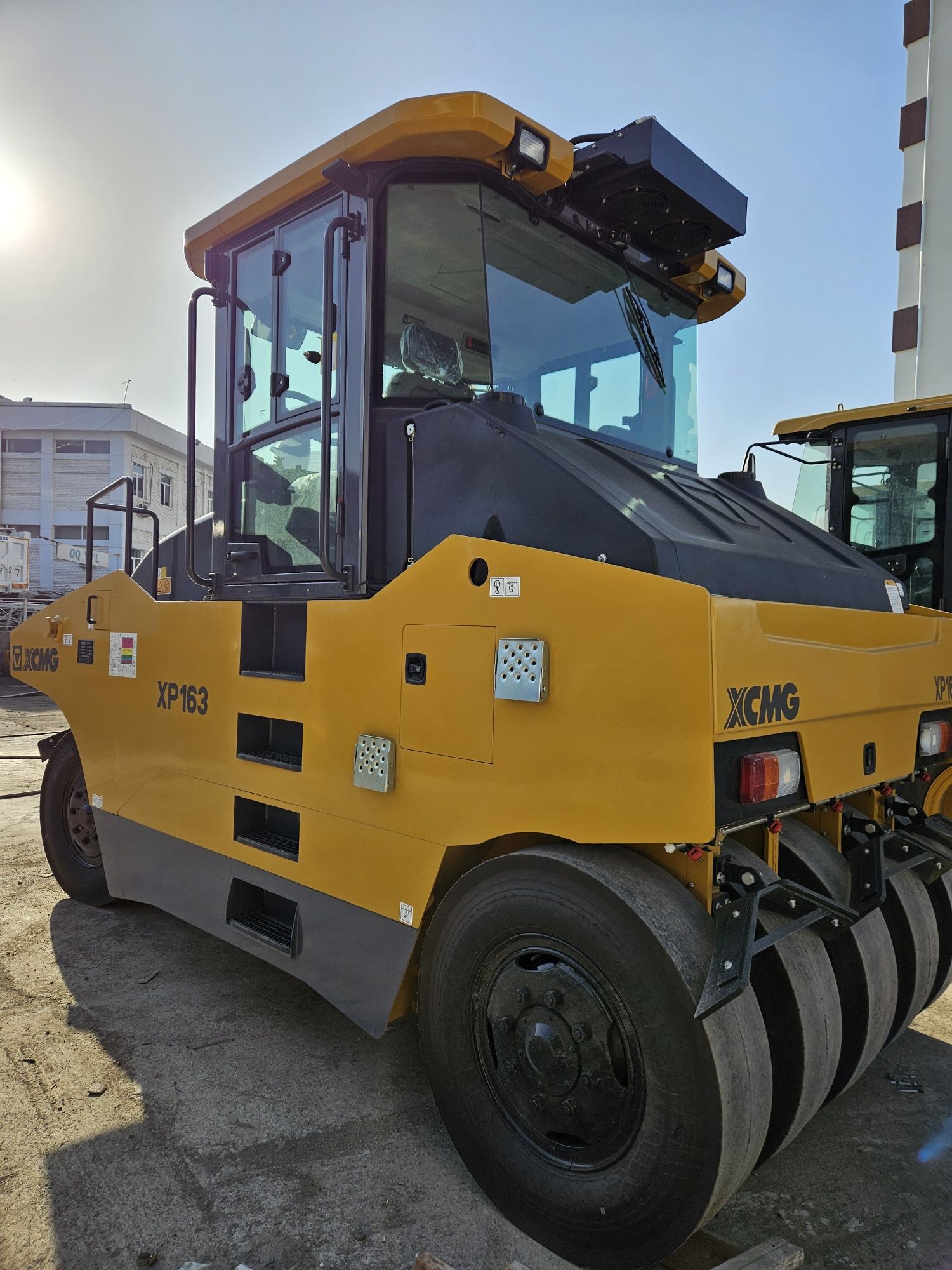 XCMG XP163 пневматический каток