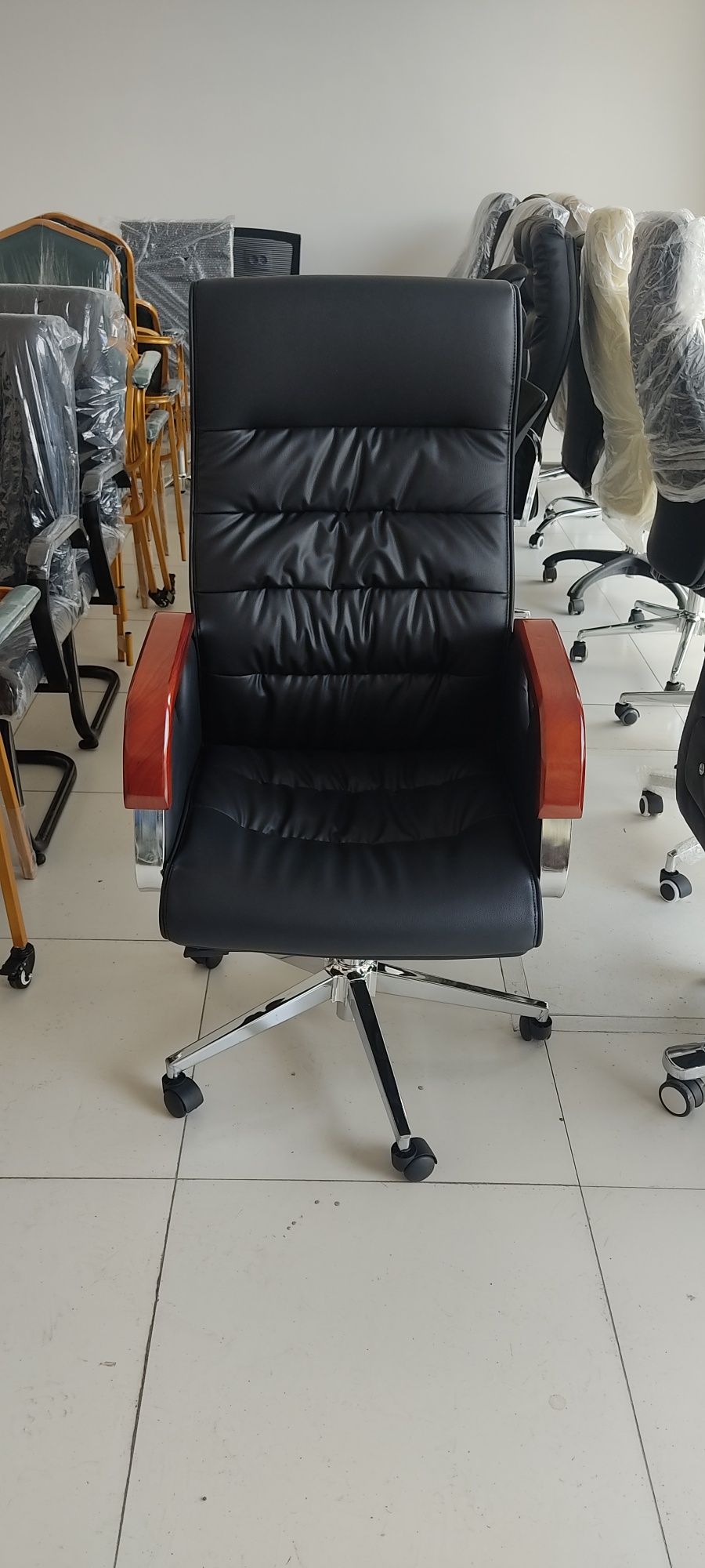 Офисное кресло для руководителя модель H621-1 +доставка по городу бесп