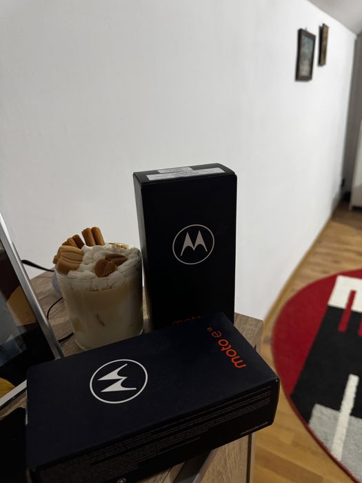 Vand 2 telefoane motorola noi