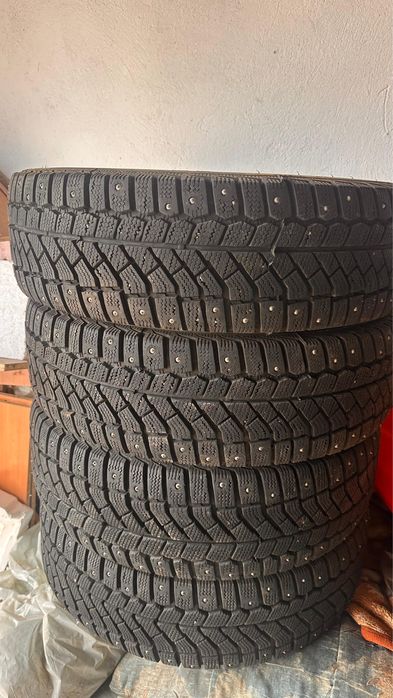 Продам шипованные шины