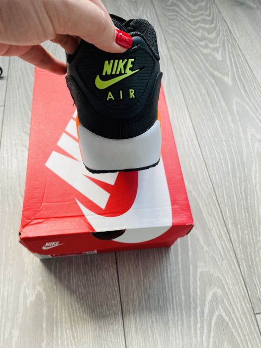 Маратонки Nike и Adidas