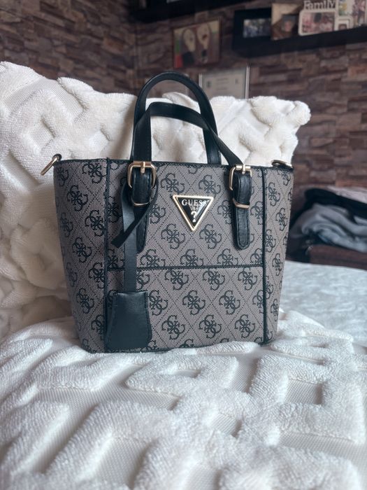 Guess чанта оригинална
