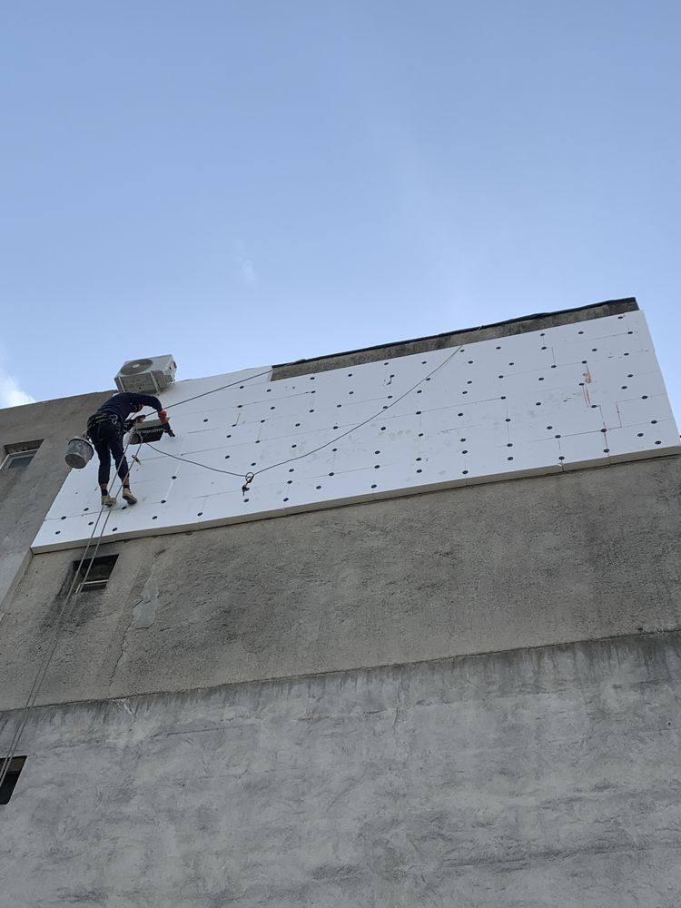 Termoizolatii cu alpinisti utilitari si schela