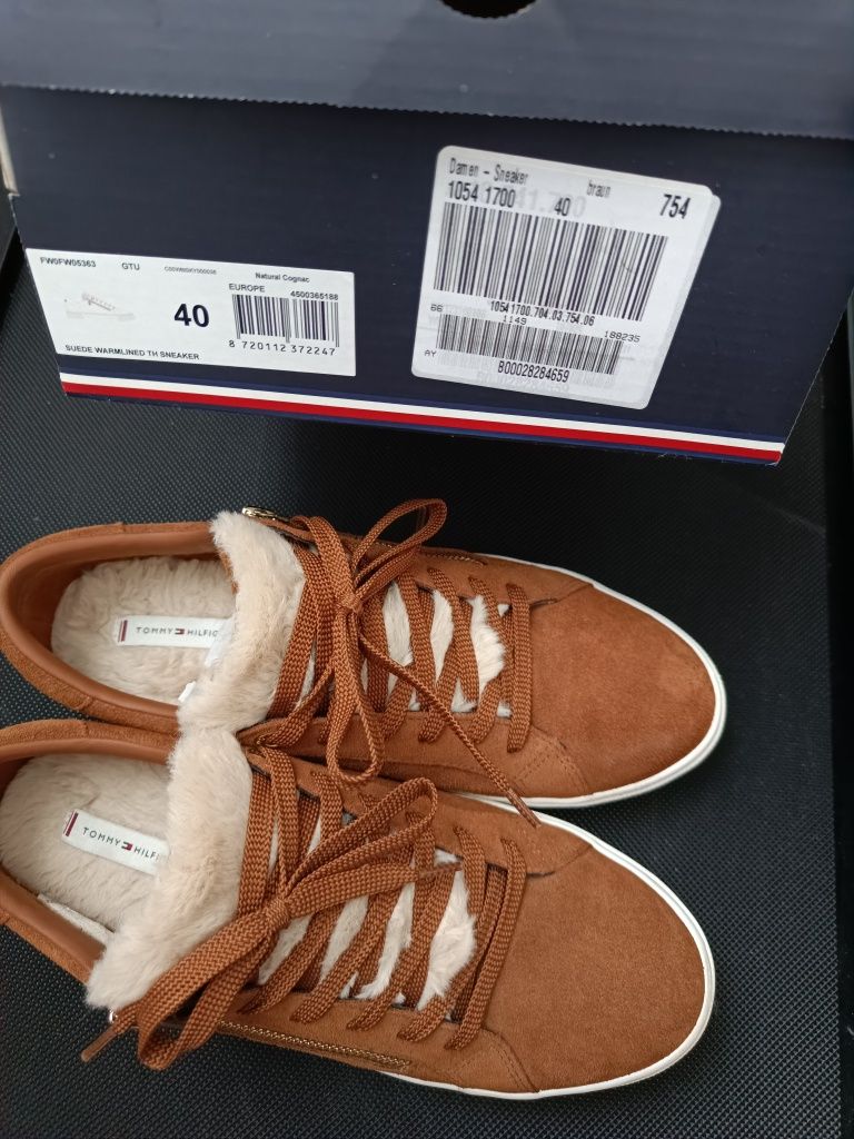 Спортни обувки TOMMY HILFIGER
Ниски маратонки
Размер: 40
Цвят: коняк &