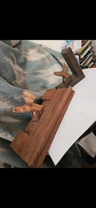 Cocosi de munte sculptați în lemn