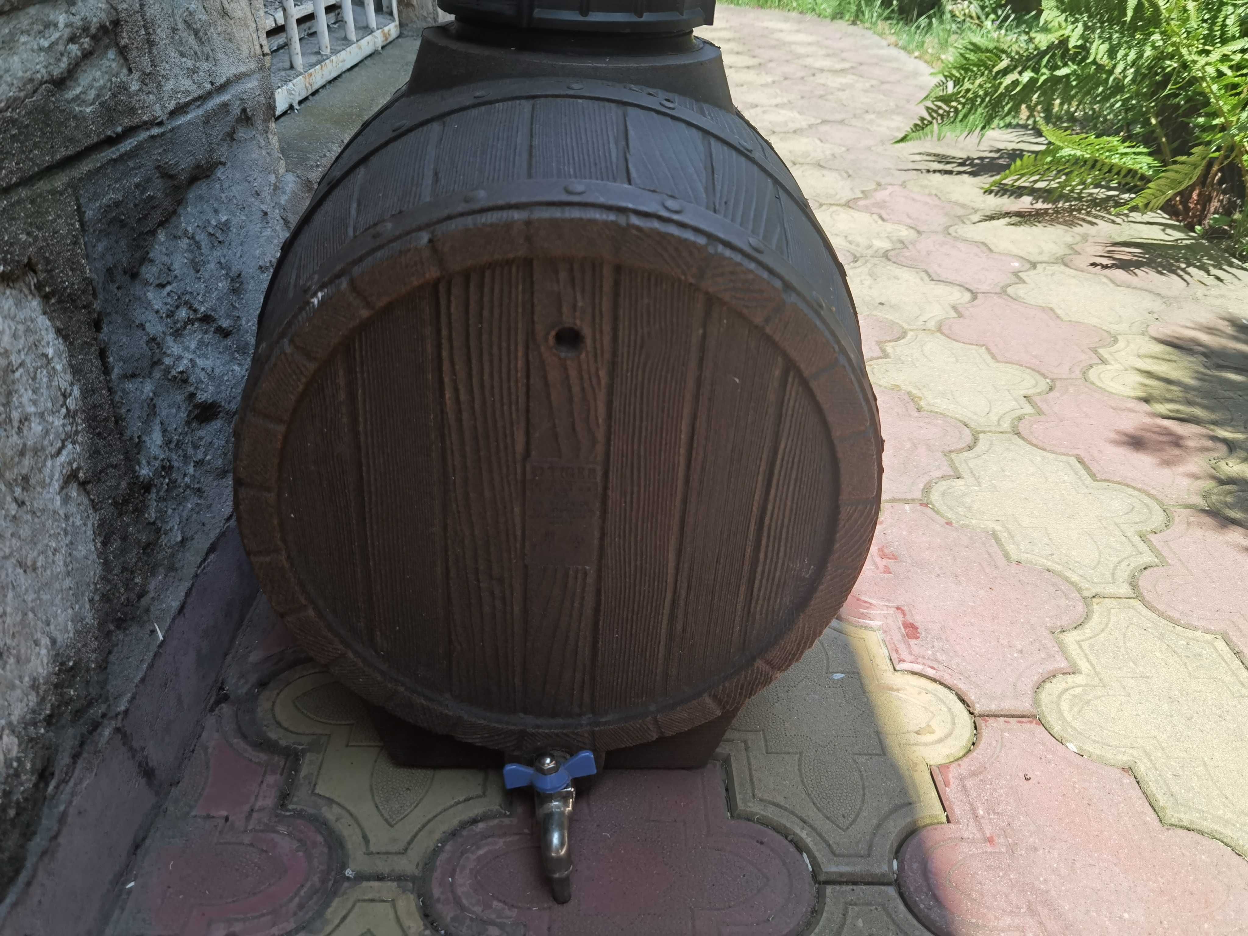 Продавам дъбово и пластмасово буре