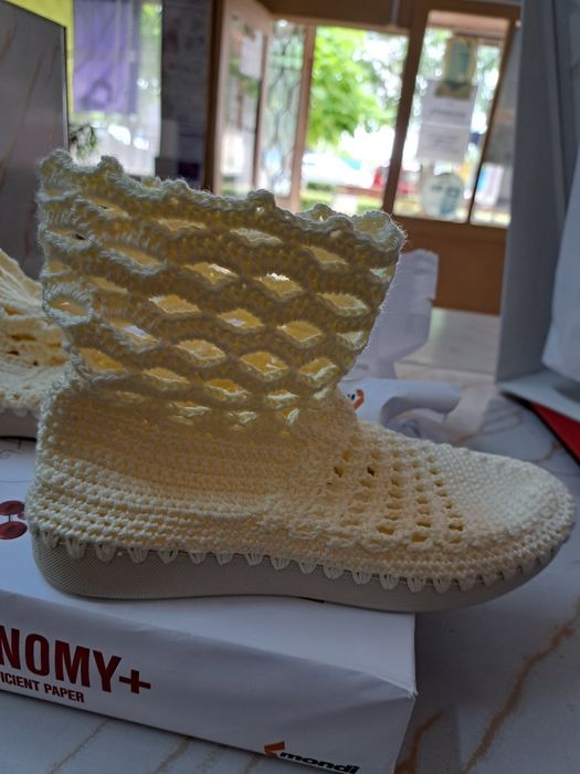 Ghetuțe crosetate manua,realizate pe comanda,din fir de bumbac .